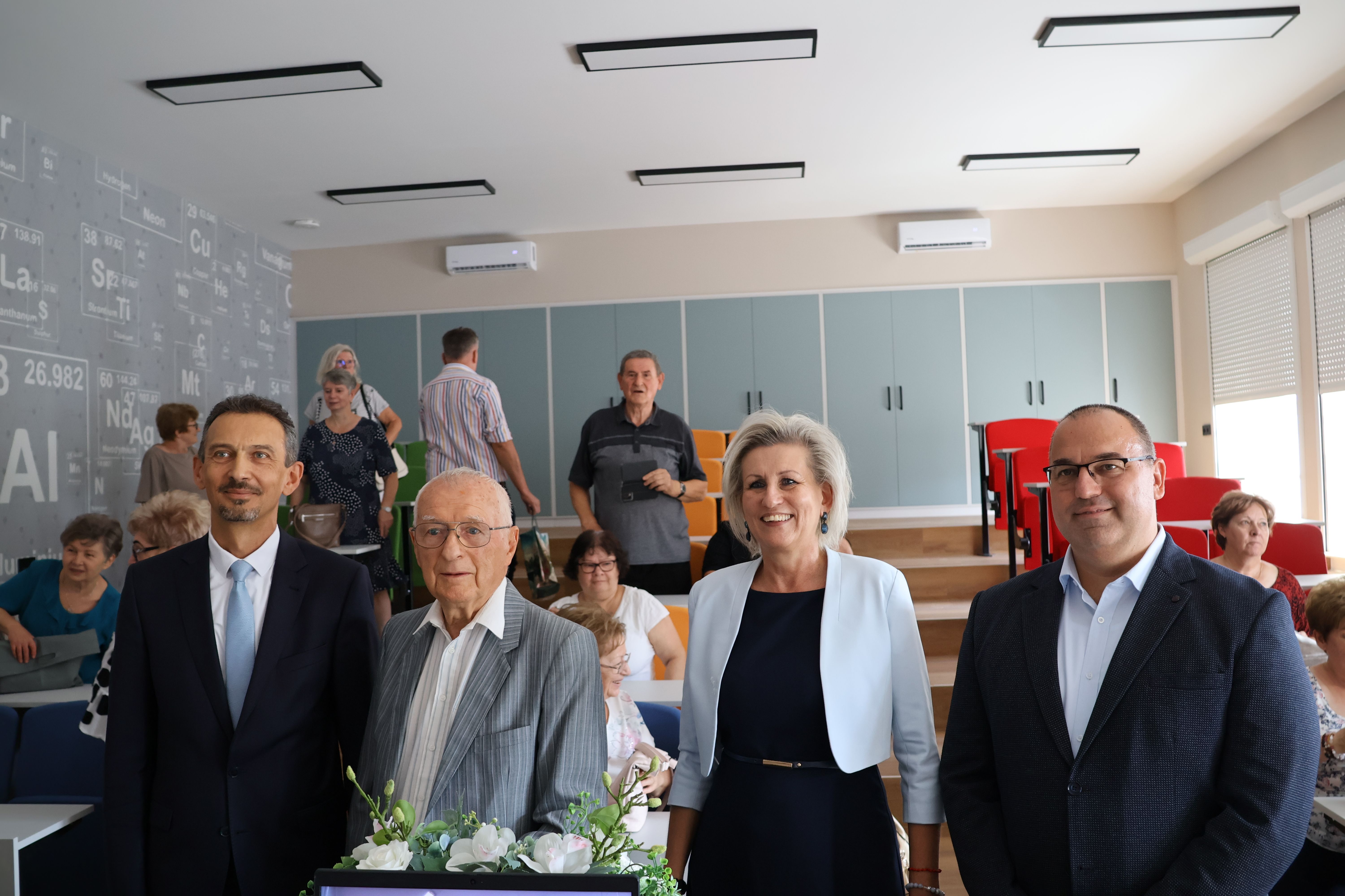 Az egykori igazgatóról nevezték el az Eötvös megújult kémiai előadótermét