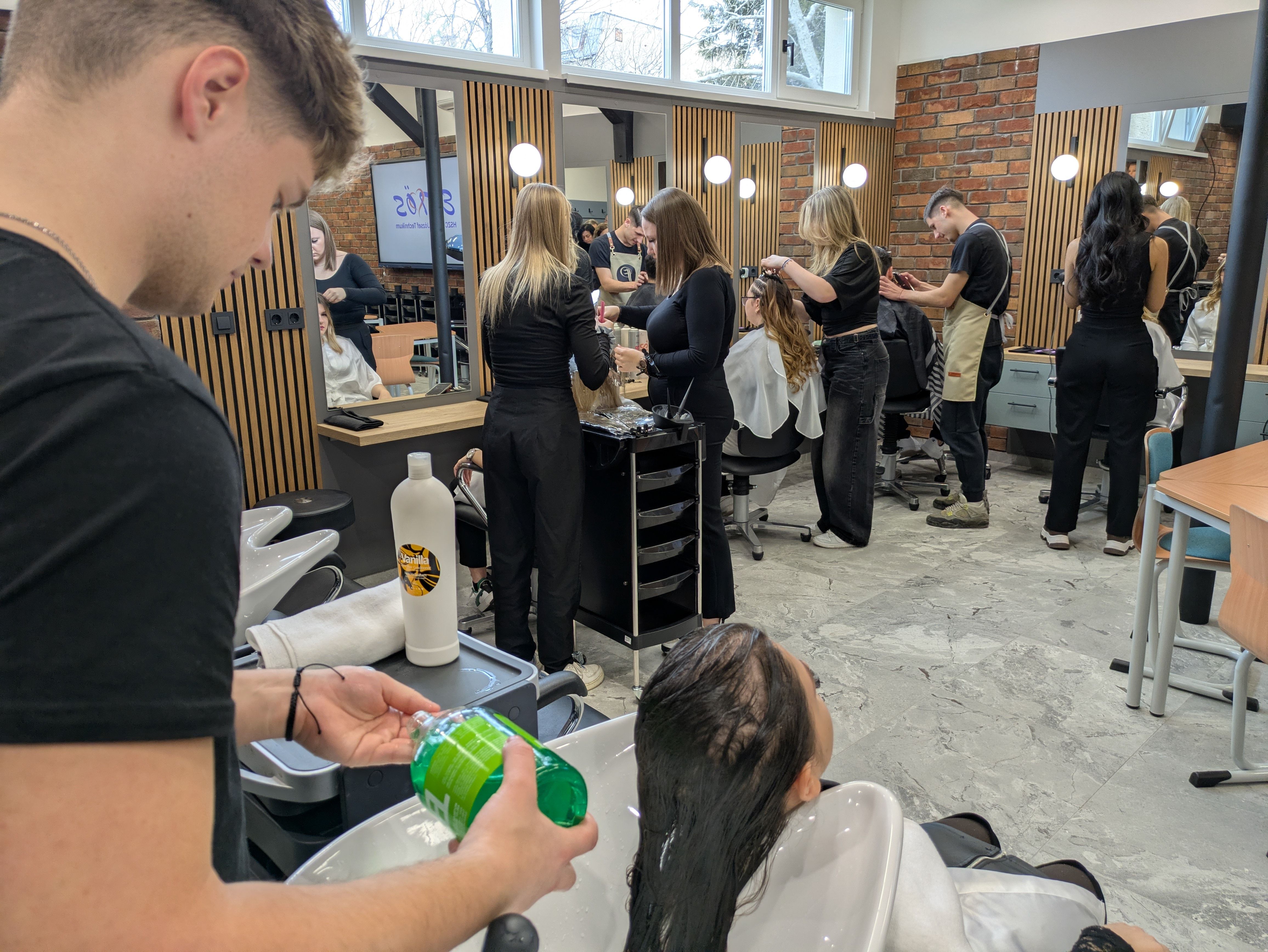 Új fodrászati szaktantermet avattak az Eötvösben