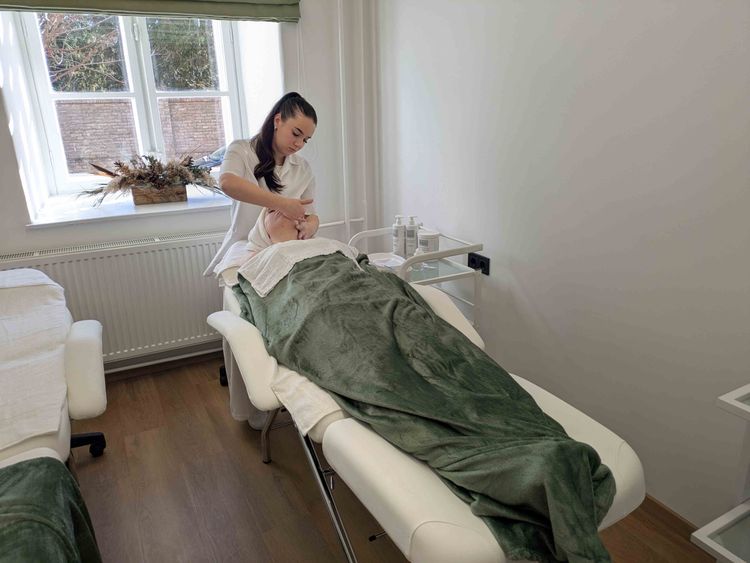 Új kozmetikai szaktantermet adtak át az Eötvös József Technikumban