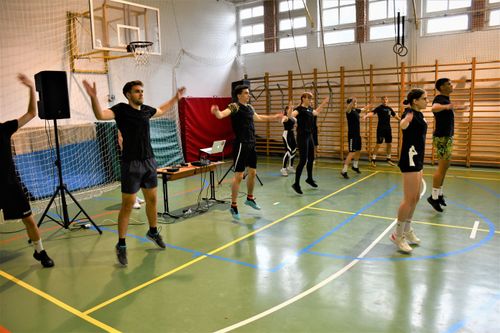 Eötvös tanulók tanrtanak edzést a Szent István Általános Iskolában