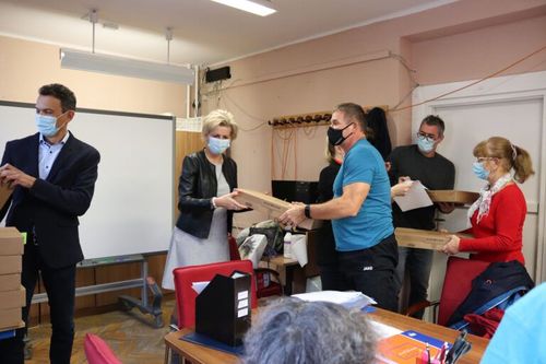 Kincses Tímea főigazgató asszony és Hegedűs Zoltán kancellár átadja a laptopokat az oktatóknak 2