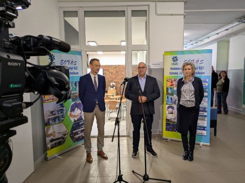 Új fodrászati szaktantermet avattak az Eötvösben