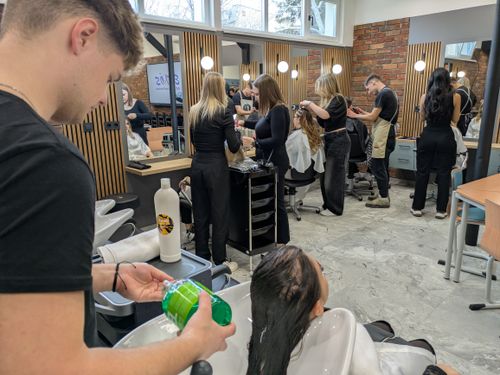 Új fodrászati szaktantermet avattak az Eötvösben