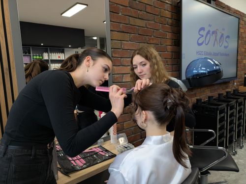 Új fodrászati szaktantermet avattak az Eötvösben